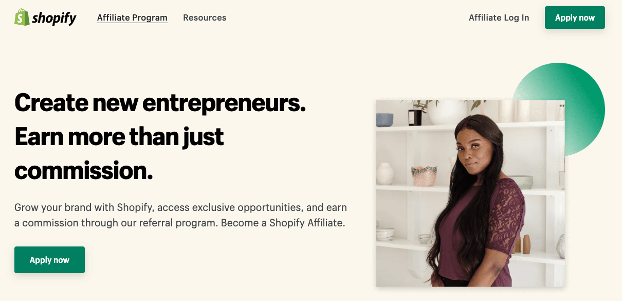 Shopify 联盟计划网站的屏幕截图。 文案内容为“创造新的企业家。赚取的不仅仅是佣金。通过 Shopify 发展您的品牌，获得独家机会，并通过我们的推荐计划赚取佣金。成为 Shopify 会员。立即申请。”
