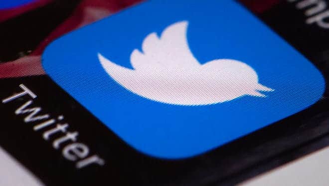 这张 2017 年 4 月 26 日的档案照片显示了费城手机上的 Twitter 应用程序。 根据美联社对已删除帐户档案的独家分析，Twitter 上的俄罗斯特工试图转移围绕特朗普总统 2016 年 10 月竞选活动的坏消息，并将批评重新集中在主流媒体和克林顿竞选活动上。 （美联社照片/马特·洛克，档案）